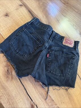 Levi’s Black Denim Cutoff Jean Shorts | Women’s Size 26